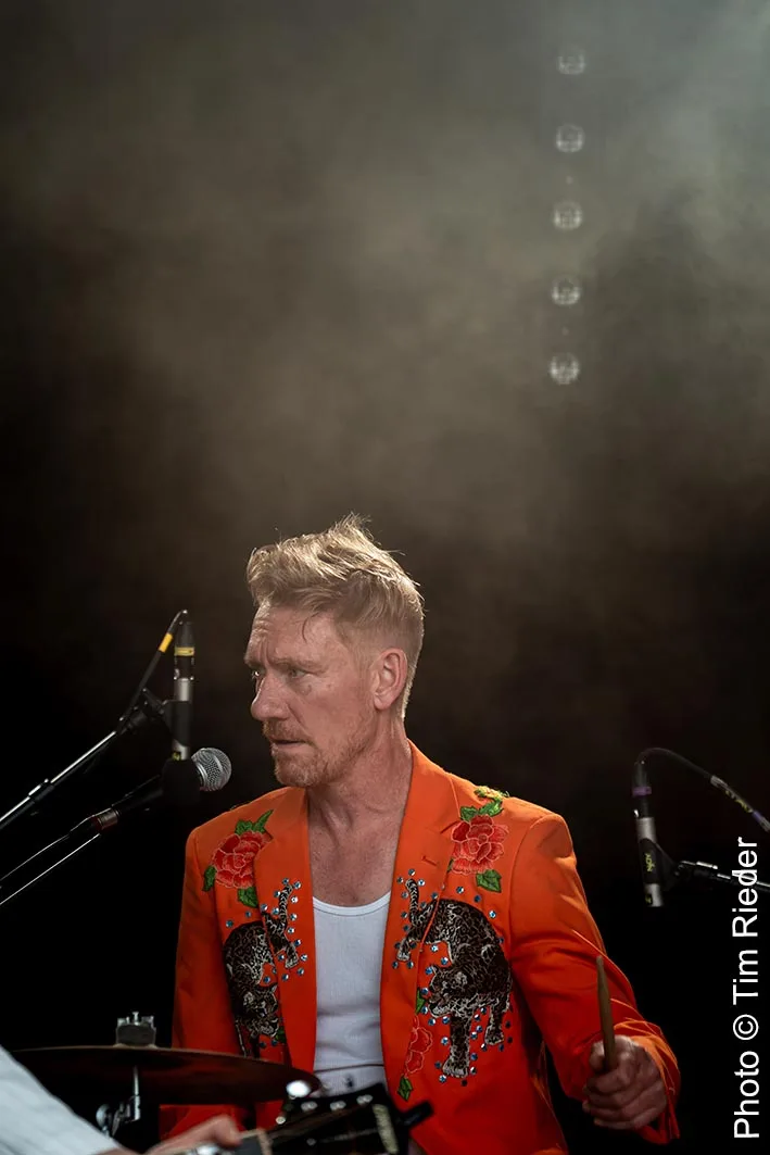 Erst letztes Jahr veröffentliche die Band «Larry Bang Bang» ihre letzte Platte. «Musik war schon immer eine Leidenschaft», so Jürg Plüss. Man sieht den Schauspieler Jürg Plüss wie er Schlagzeug spielt, in seiner Band, Larry Bang Bang.